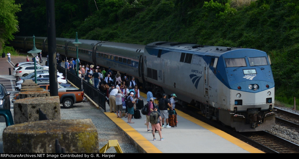 A nice crowd awaits Regional tr. 66 arriving at LYH